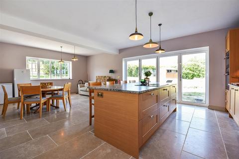 16 Copse Road, Overton, Basingstoke, RG25 3JL