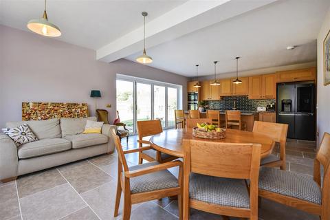 16 Copse Road, Overton, Basingstoke, RG25 3JL