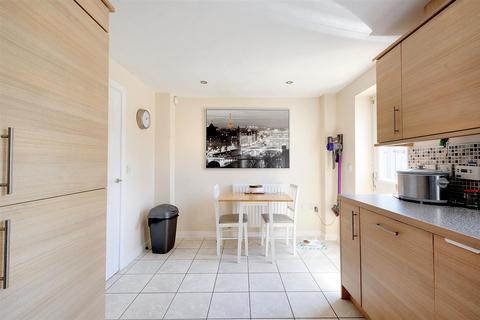 31 James Drive, Calverton, Nottingham, NG14 6RJ