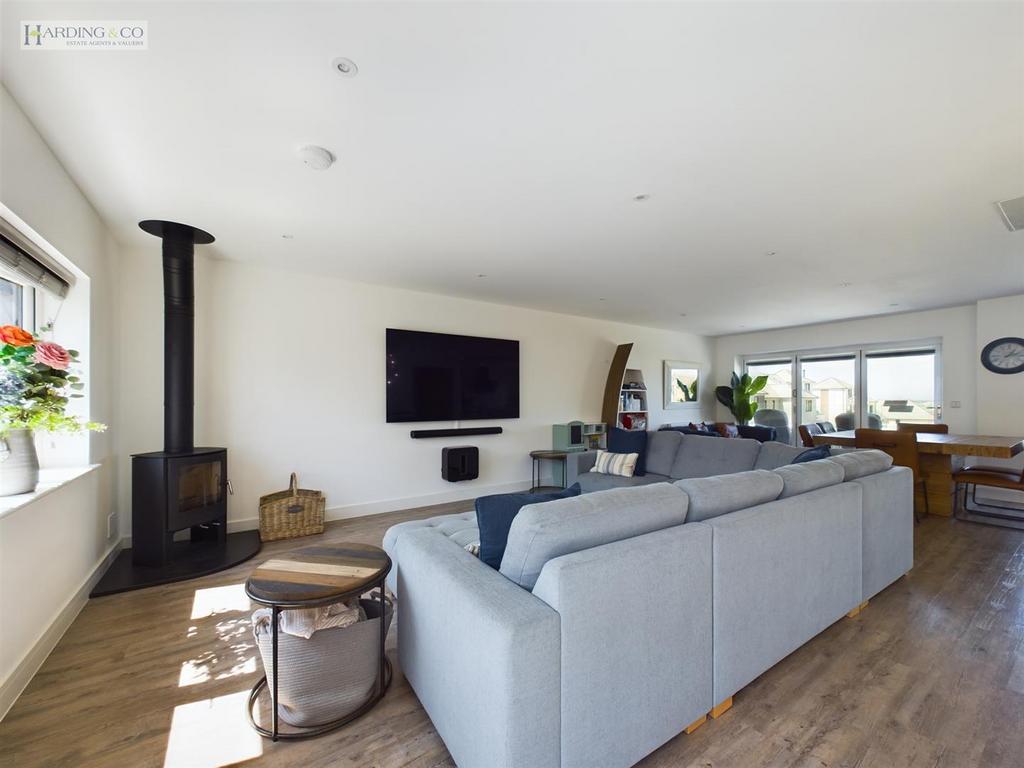 Open plan lounge diner.jpg