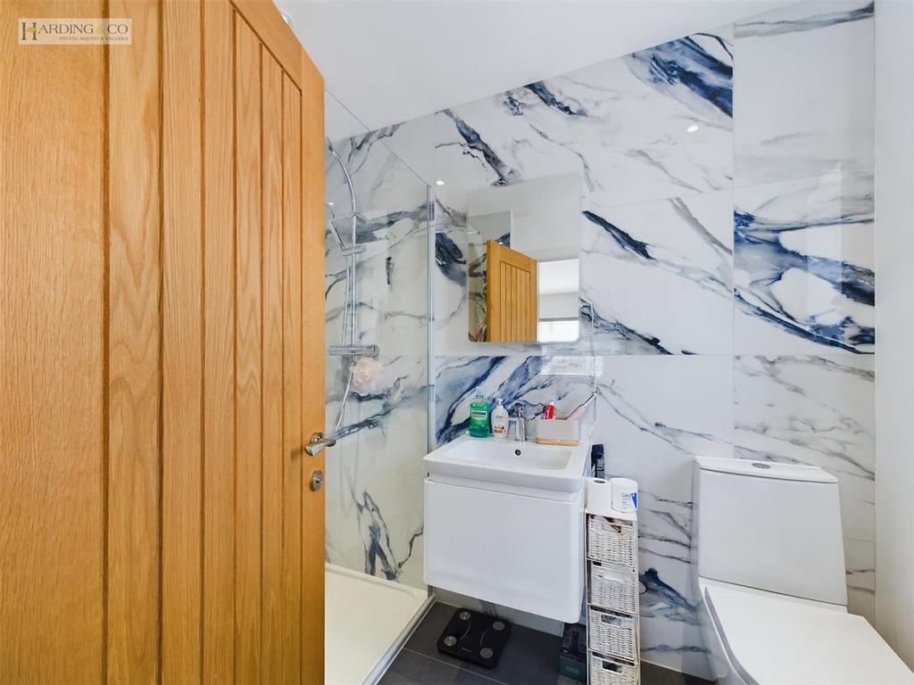 Bedroom 1 en suite.jpg