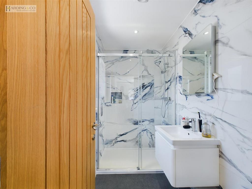 Bedroom 2 en suite.jpg