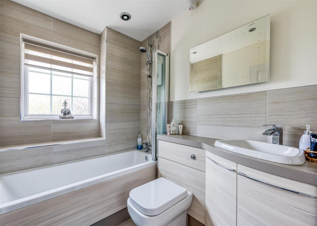 6 Millfields Way-bath.jpg