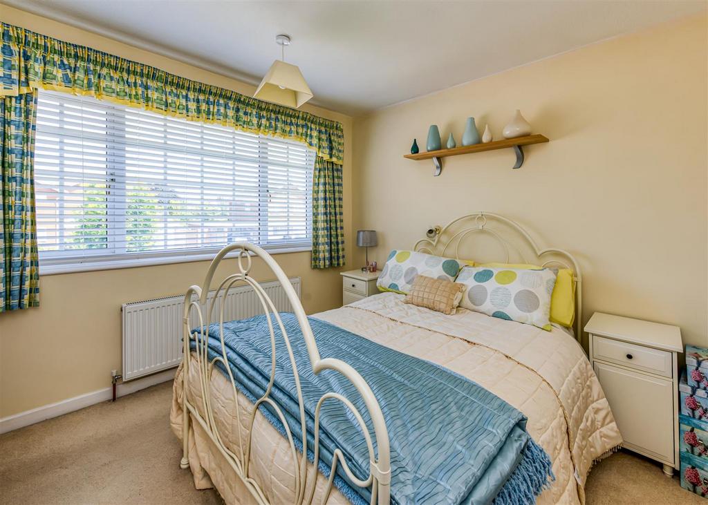 6 Millfields Way-bed2.jpg