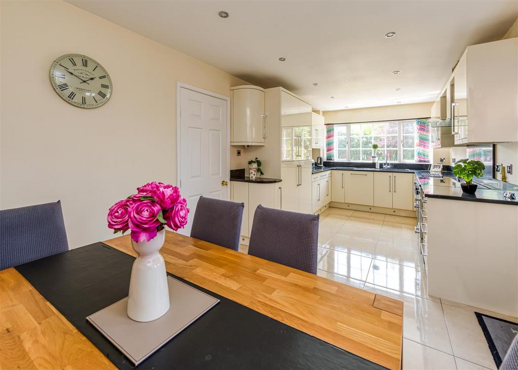 6 Millfields Way-kitchen1.jpg