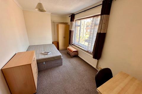 20 Lodge Close, Uxbridge, UB8 2ES
