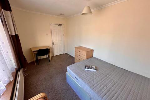 20 Lodge Close, Uxbridge, UB8 2ES