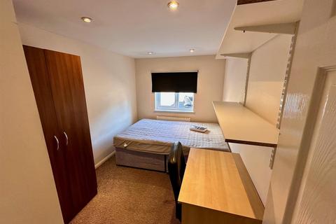 20 Lodge Close, Uxbridge, UB8 2ES