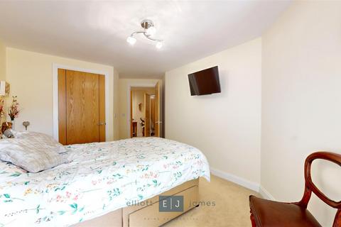 1 bedroom apartment for sale, Alderton Hill, Loughton IG10