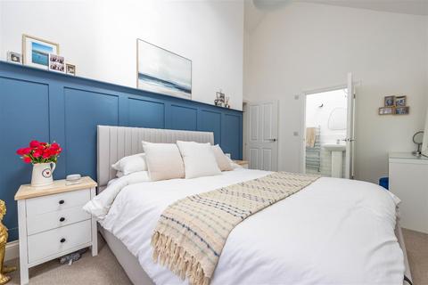 2 bedroom apartment for sale, Station Avenue, Southend-On-Sea