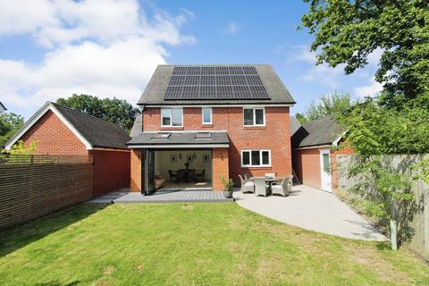 4 bedroom detached house for sale, Langwood Drive, Horley. RH6 9FH