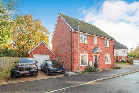 4 bedroom detached house for sale, Langwood Drive, Horley. RH6 9FH