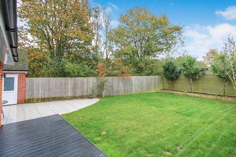 4 bedroom detached house for sale, Langwood Drive, Horley. RH6 9FH