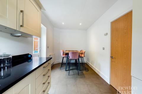 6 The Gallops, Esher, KT10 8BN