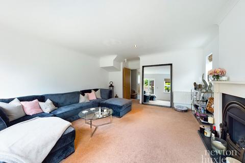 6 The Gallops, Esher, KT10 8BN