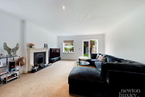 6 The Gallops, Esher, KT10 8BN