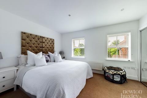 6 The Gallops, Esher, KT10 8BN