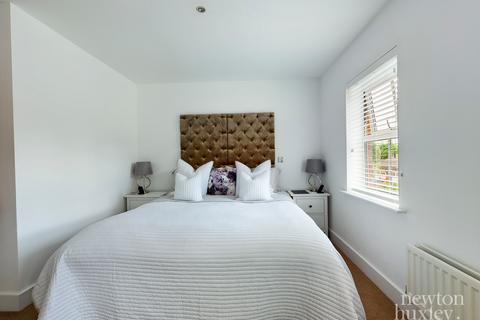 6 The Gallops, Esher, KT10 8BN