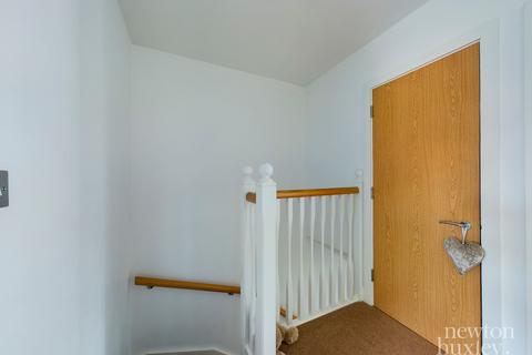 6 The Gallops, Esher, KT10 8BN