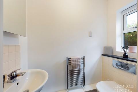 6 The Gallops, Esher, KT10 8BN