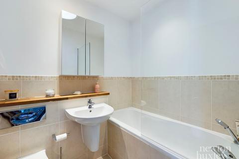 6 The Gallops, Esher, KT10 8BN