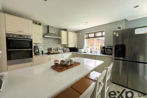 21 Dobson Close, Leybourne, West Malling, ME19 5SQ