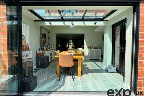 21 Dobson Close, Leybourne, West Malling, ME19 5SQ