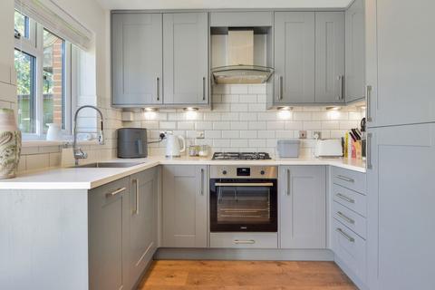 5 Low Meadow, Halling, Rochester, ME2 1LX