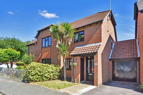 5 Low Meadow, Halling, Rochester, ME2 1LX