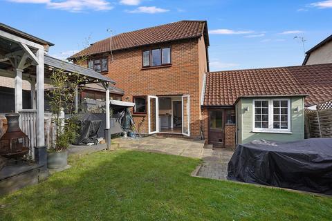 18 Low Meadow, Halling, Rochester, ME2 1LX