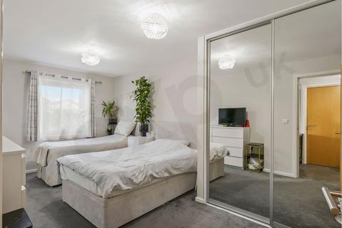 1 bedroom flat for sale, Peacock Close, London NW7