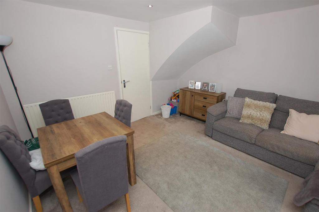 Richardson Drive, Stourbridge, DY8 4DW 2 bed terraced house to rent £