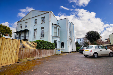 Flat 3, 3 Richmond Hill Avenue, Bristol, BS8 1BG