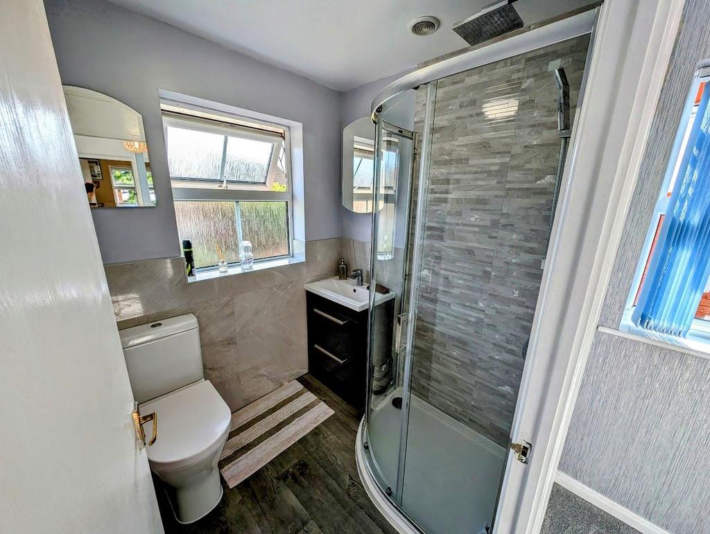 39 Shackleton ave shower room.jpg