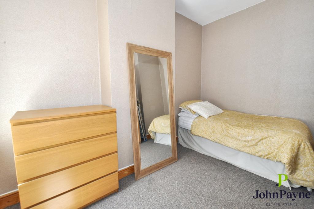Bedroom Two (Middle)