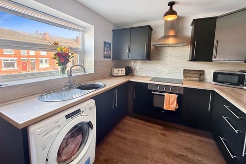 2 bedroom flat for sale, Brandon Court, Wakefield WF1