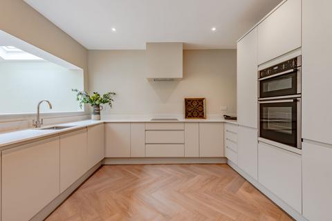 17 Oakhill Road, Reigate, RH2 7HA
