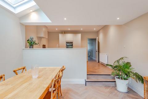 17 Oakhill Road, Reigate, RH2 7HA