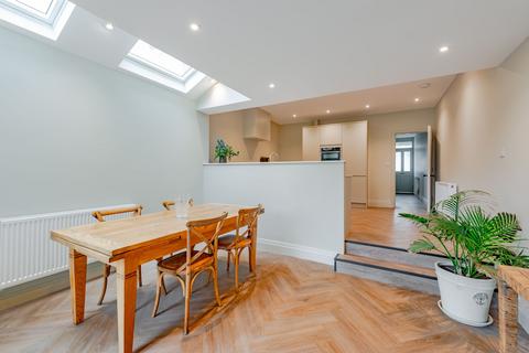 17 Oakhill Road, Reigate, RH2 7HA