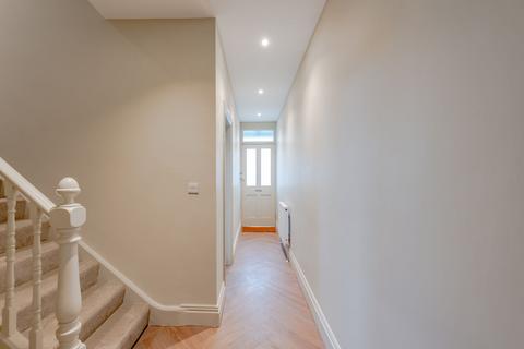 17 Oakhill Road, Reigate, RH2 7HA