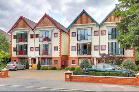 2 bedroom flat for sale, Coombe Road, New Malden KT3