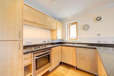 2 bedroom flat for sale, Coombe Road, New Malden KT3