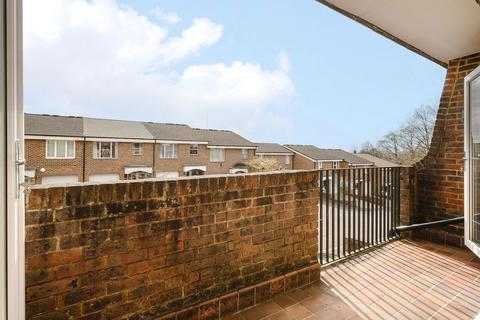 8 Heights Close, London, SW20 0TH