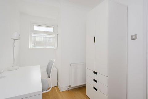 8 Heights Close, London, SW20 0TH