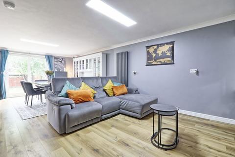 16 Harris Close, Romford, RM3 8PQ