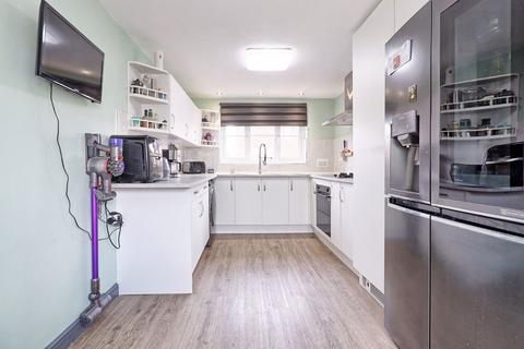 16 Harris Close, Romford, RM3 8PQ