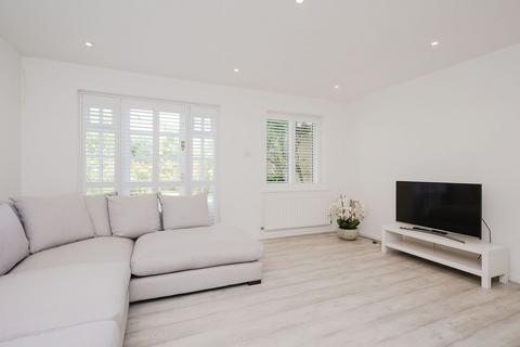 17 Hadleigh Close, London, SW20 9AW