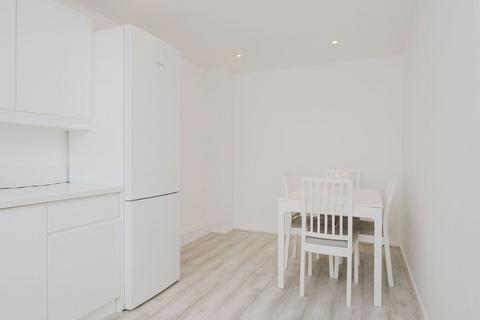 17 Hadleigh Close, London, SW20 9AW
