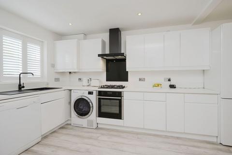 17 Hadleigh Close, London, SW20 9AW