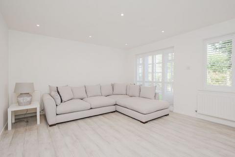 17 Hadleigh Close, London, SW20 9AW